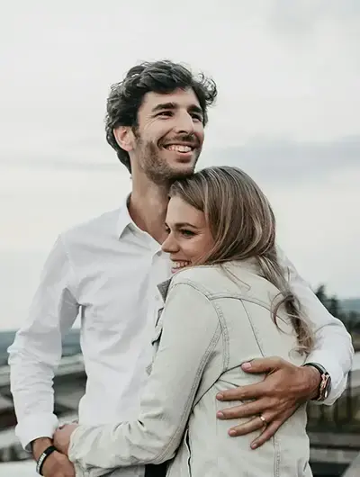 Ein junges Pärchen umarmt sich