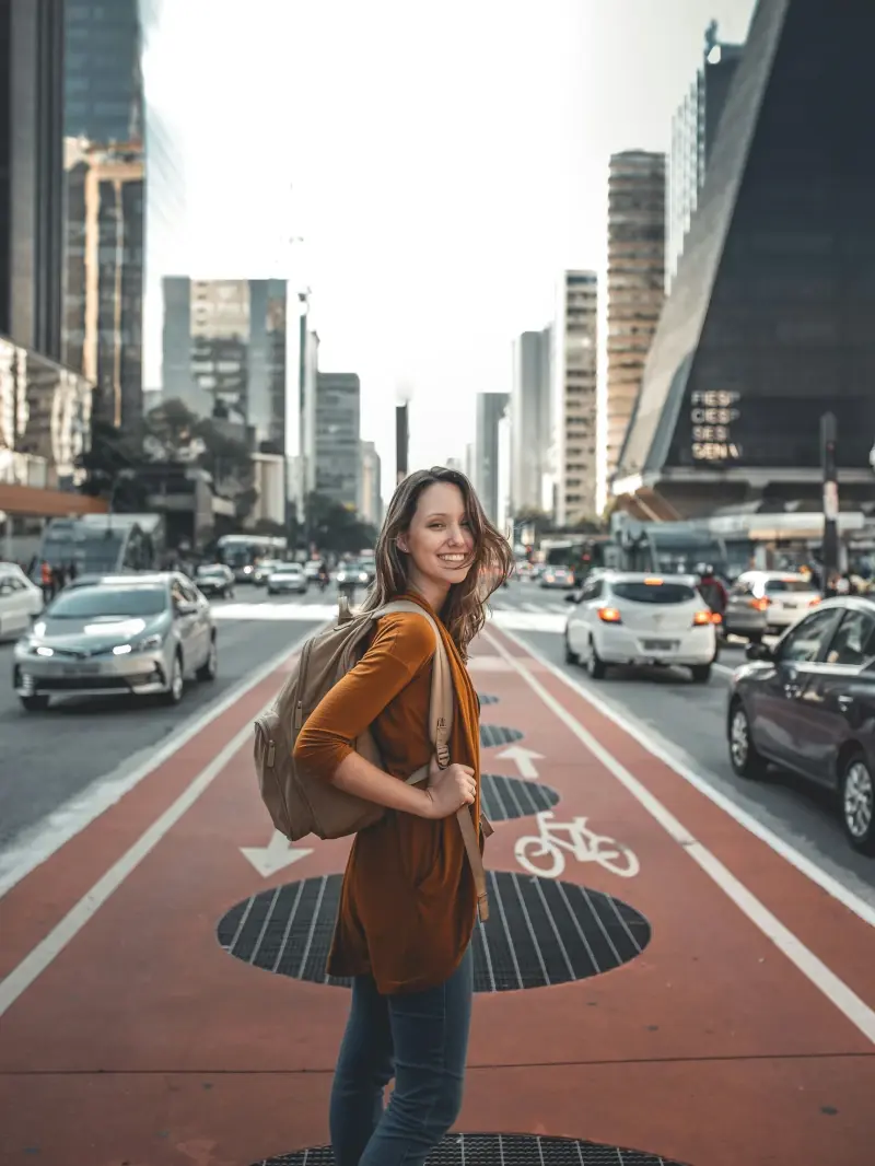 frau-in-stadt-mit-rucksack